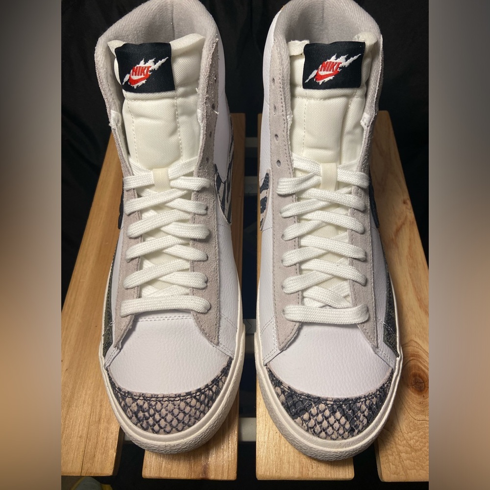 NWOT - Blazer MID ‘77 VNTG - Black, White, Sail, Iron/Ore